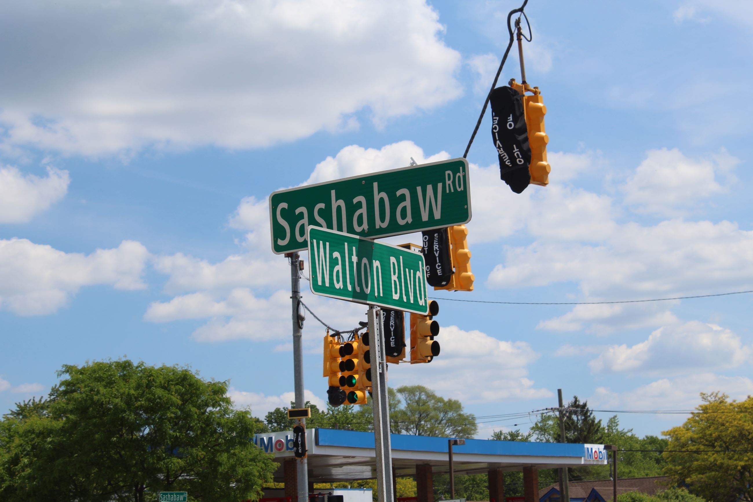 Walton Blvd. / Sashabaw Road street sign